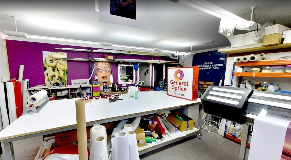 Interior del taller de Grupo Rotuestudio: bobinas de vinilo y plotters de impresión de gran formato